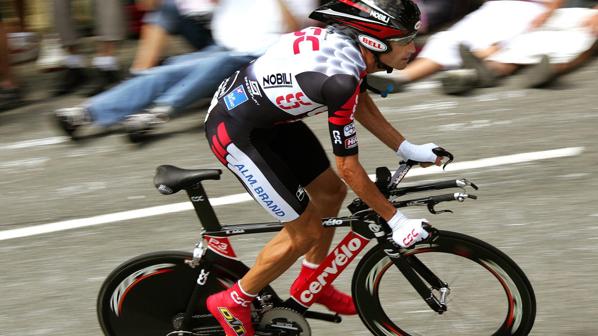 开云体育-F1年度争冠之夜,武切维奇关键节点连续得分,赛道与球场的双线狂飙